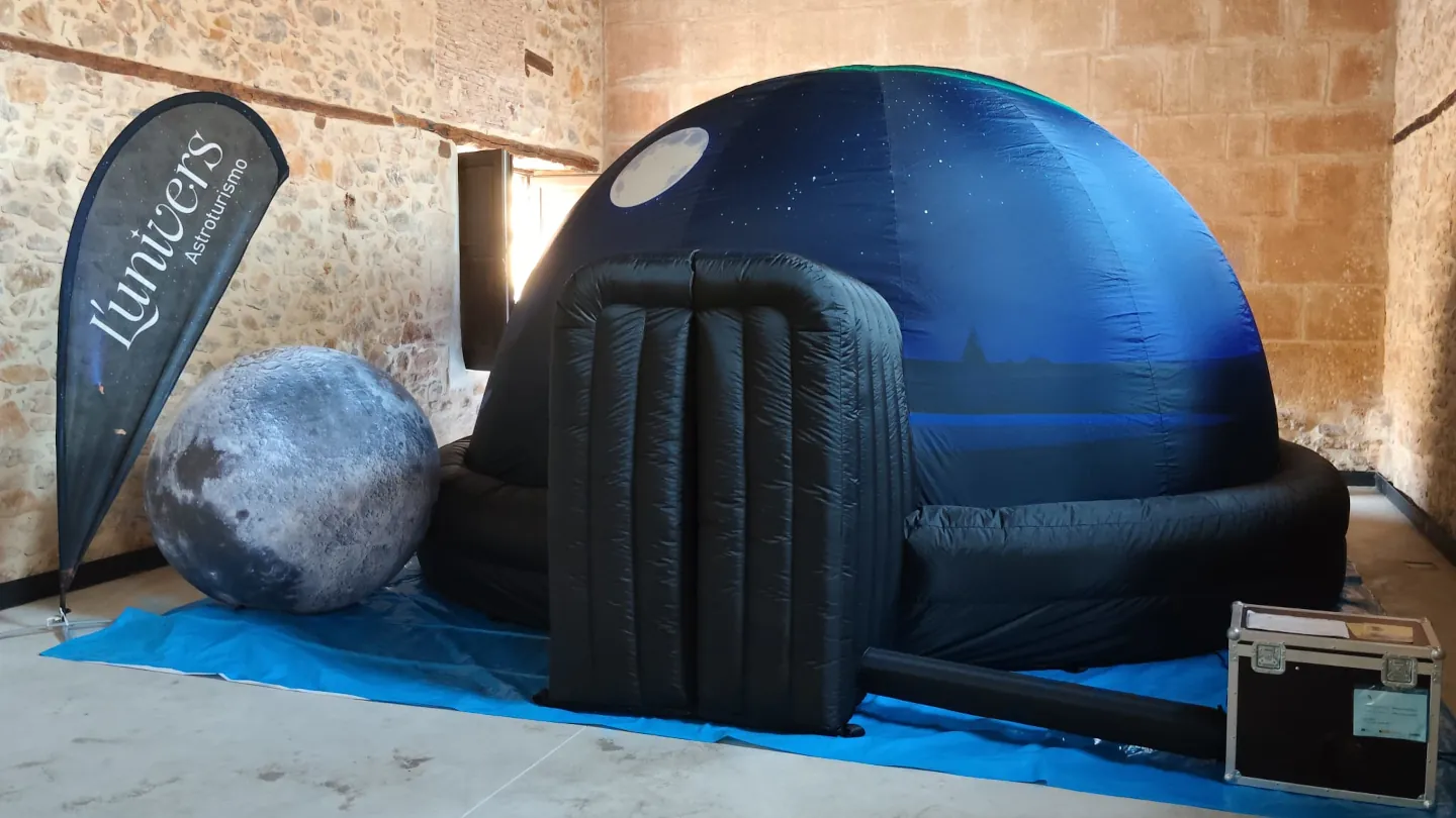 Planetario hinchable portátil instalado